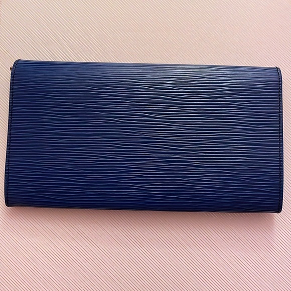 Louis Vuitton Epi Leather Wallet - Picture 4 of 17
